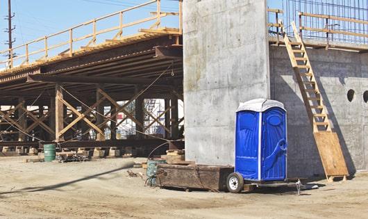 this group of ready-to-use portable restrooms keeps job site workers clean and productive